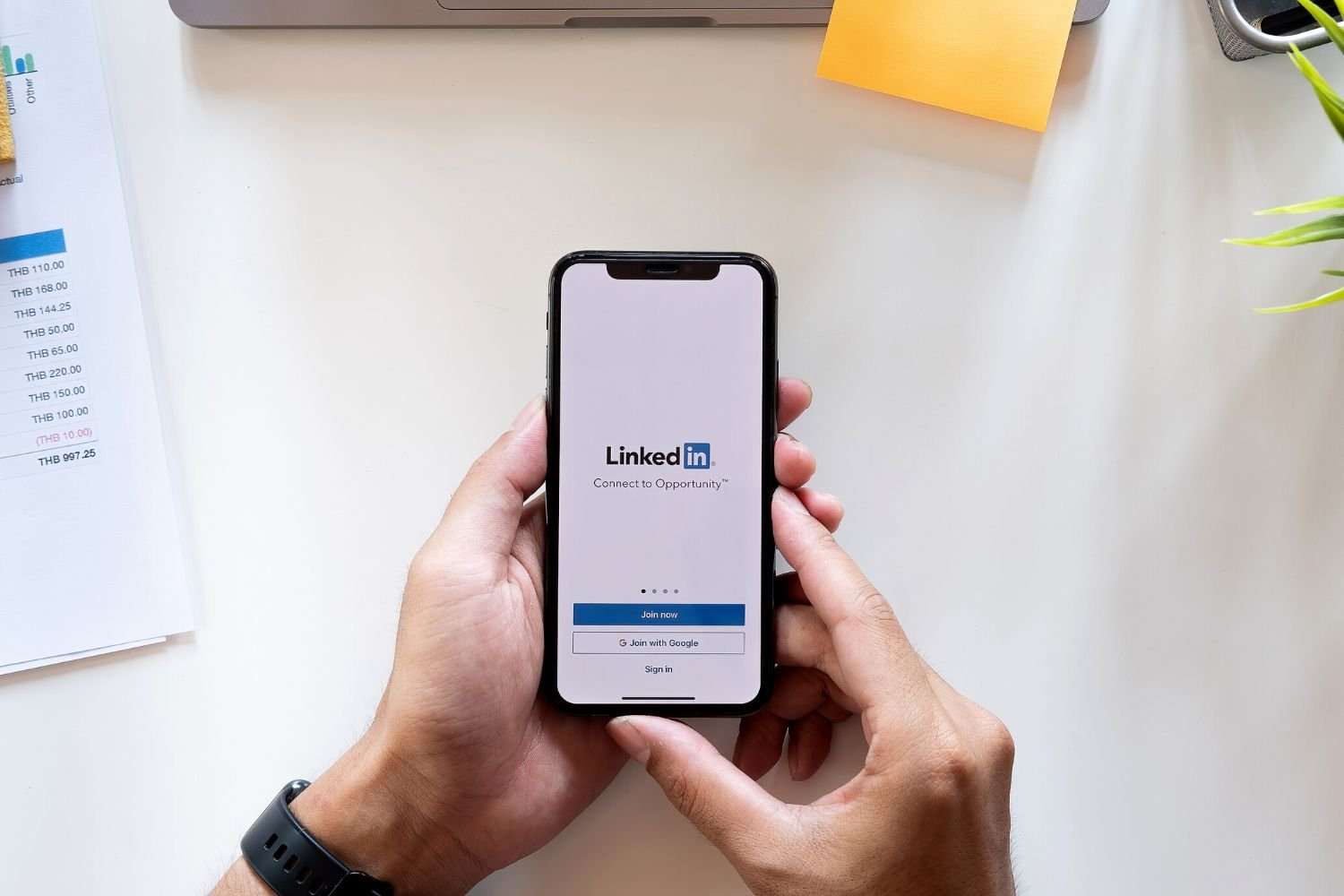 How to Announce You Are Looking for a Job on LinkedIn (With 10+ Examples)