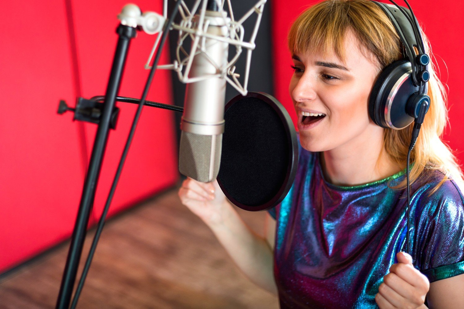 How to Become a Voice Actor: 10 Action Steps + Benefits